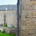 Central And Inviting 2 Bedroom Apartment Perfect For Festival